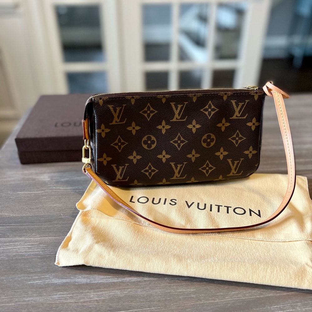Louis Vuitton Pochette - Excellent Condition, Like New